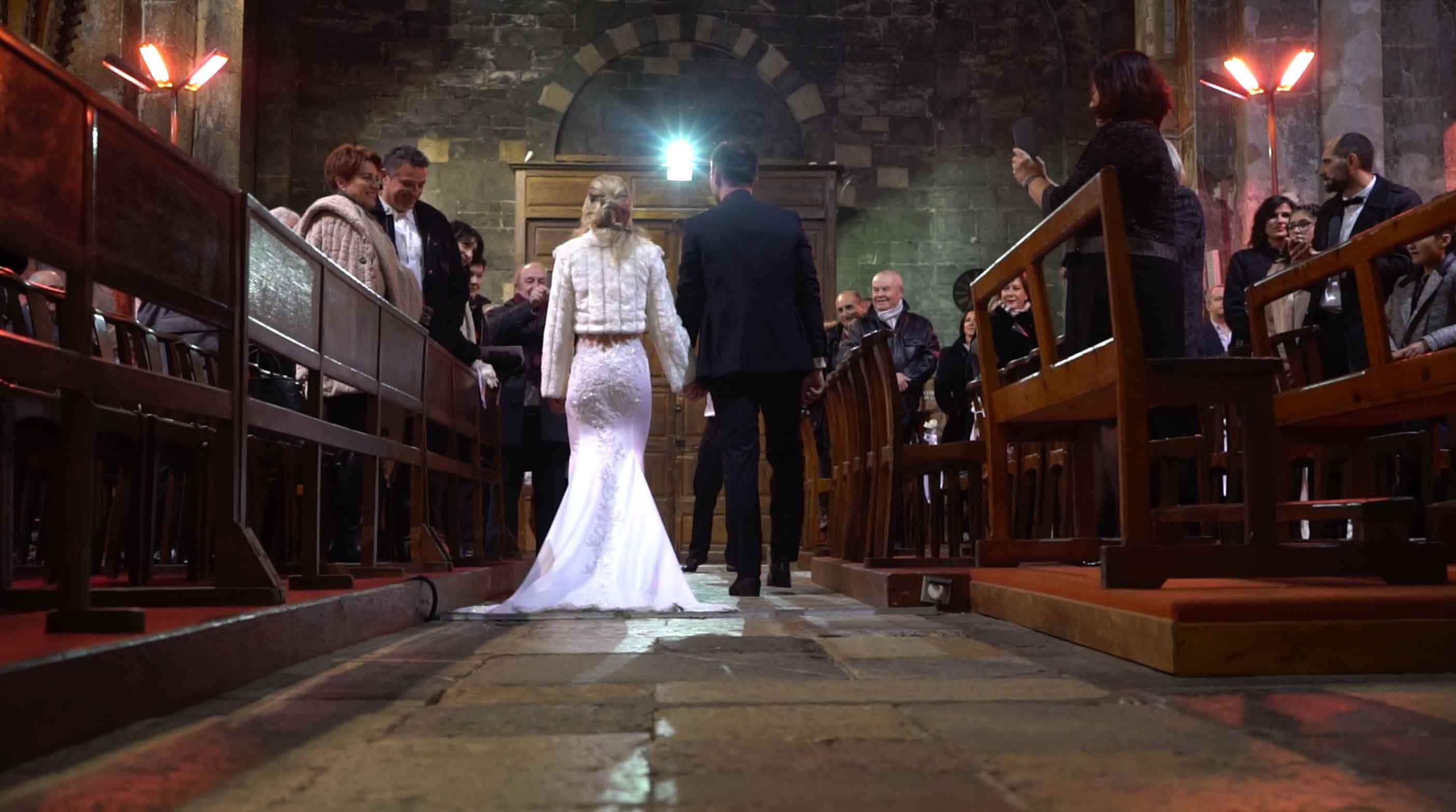 film du mariage avec drone à l'église